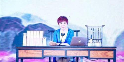 于丹|继于丹之后，又一位国学大师跌落神坛，网友质疑：她也配叫大师？