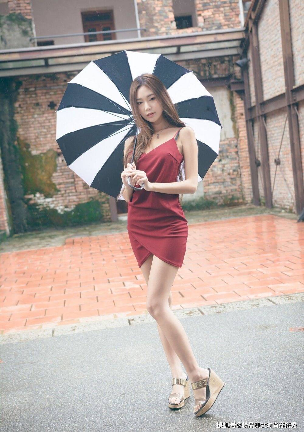 吊带|简约而不失时尚的吊带修身连衣裙，展现出优雅端庄的轻奢女人味儿