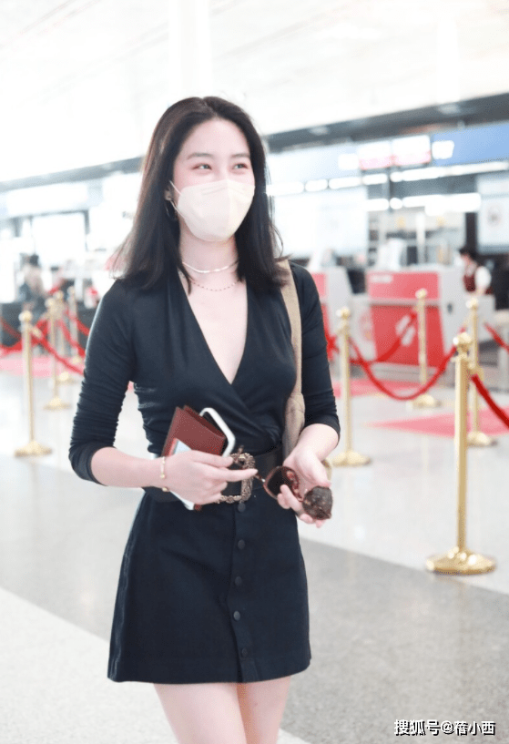 草帽|杨采钰跟其他阔太不一样，穿黑色紧身裙配短靴就出门，简约又高级