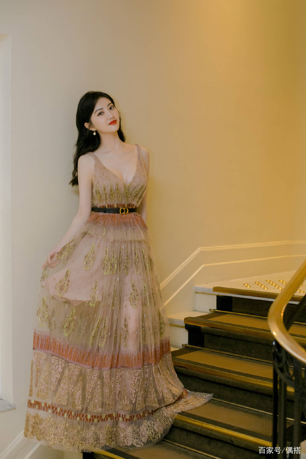 景甜|被景甜美到了,半扎马尾,穿T恤+短裤,美回18岁,分手状态依然好