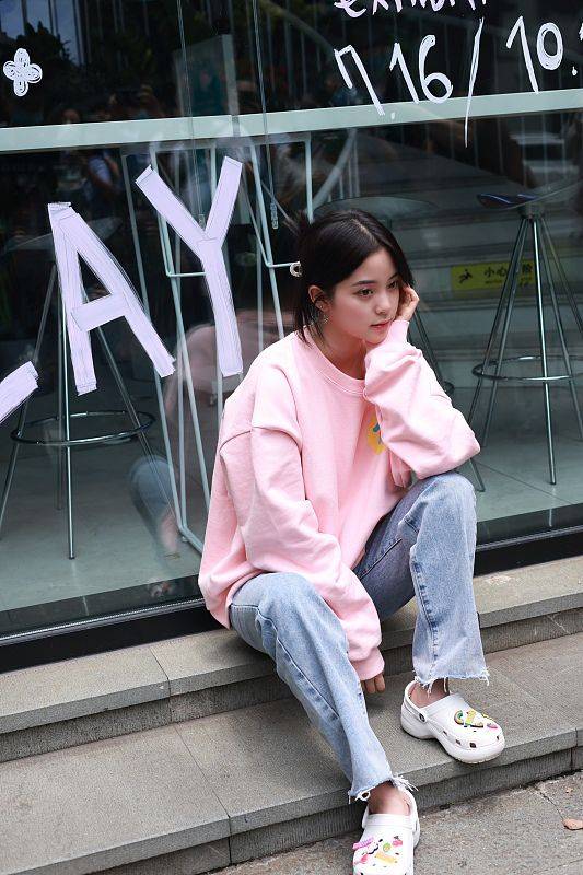 黑色|娜比真是“妹系”女星 麻花辫可爱感满满