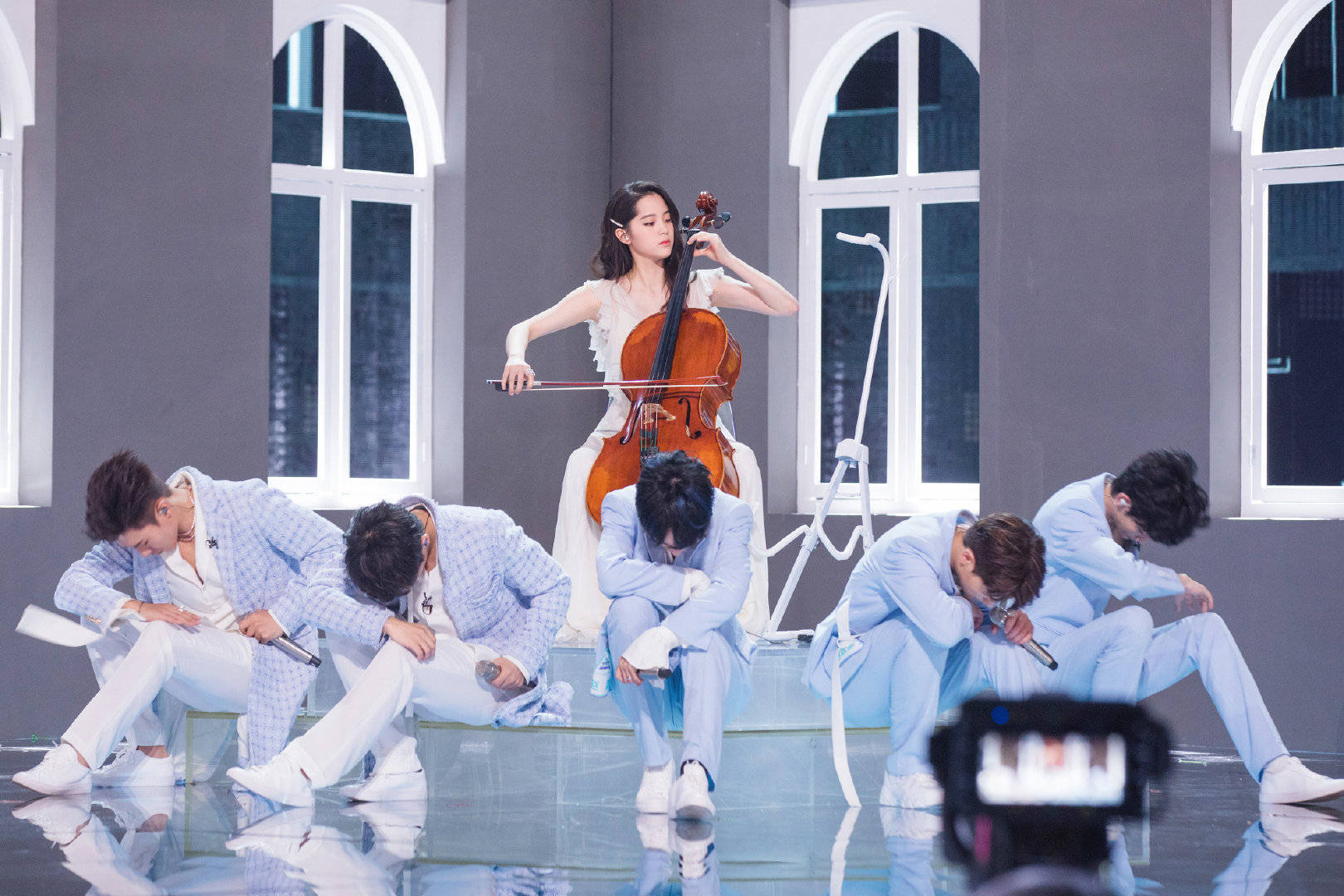 周震|欧阳娜娜又高调美一回,白色公主裙元气又甜美,网友:理想女友!