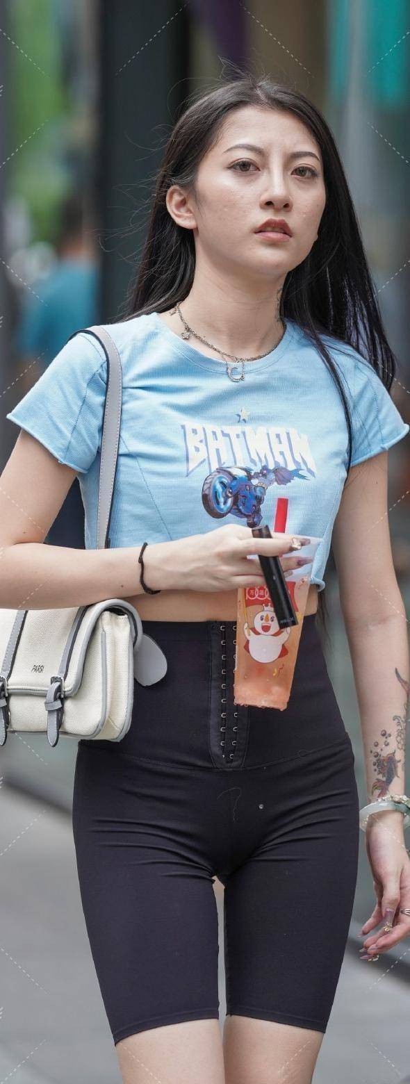 身材|高腰设计的打底裤穿上后很显瘦,穿出成熟的美感,简约时髦