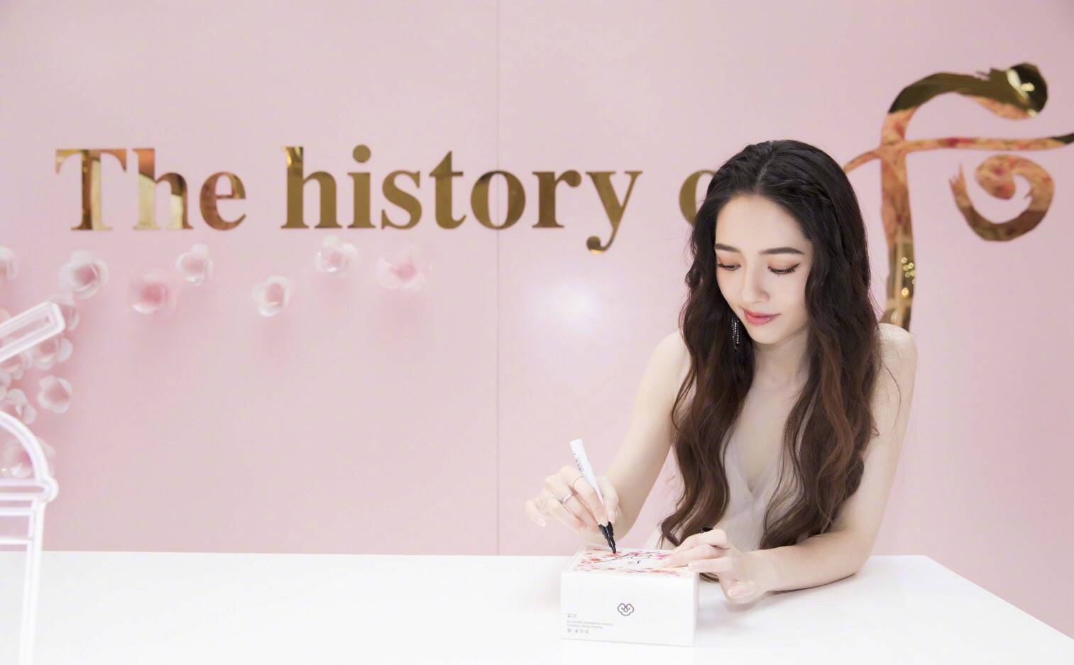 女神|郭碧婷订婚后美貌再升级，白裙配卷发尽显优雅！生图一样很能打！