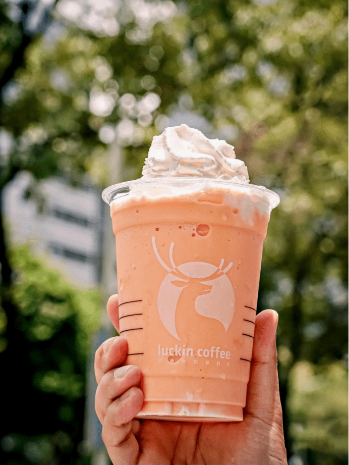 一抹梦幻蓝瑞幸瓦尔登蓝钻瑞纳冰上线集齐彩虹瑞纳冰