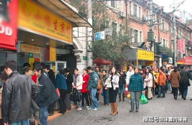 汤汁|大叔开最牛“人气”早餐店，客人堪比火车站，开门客人排队10米远