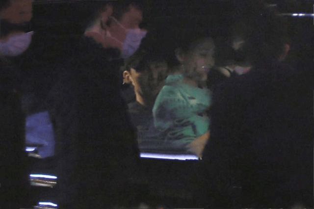 回来陪|于晓光让美女坐大腿被疑出轨，与秋瓷炫最后一次秀恩爱是2020年