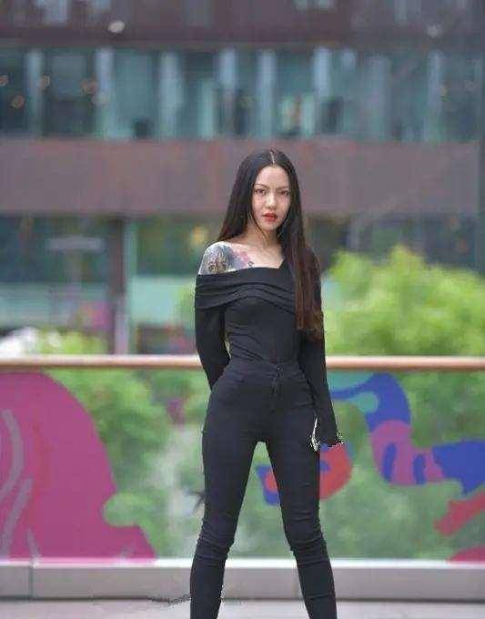 都能|黑色一字肩打底裤搭黑色运动鞋，百搭性很强，高矮胖瘦都能驾驭