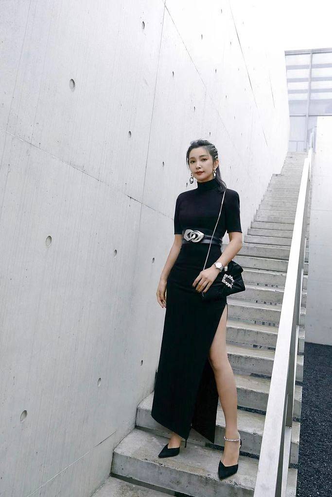 进行|李冰冰仅仅是扎了“丸子头”，少女感就爆棚了，穿一身黑也不沉闷