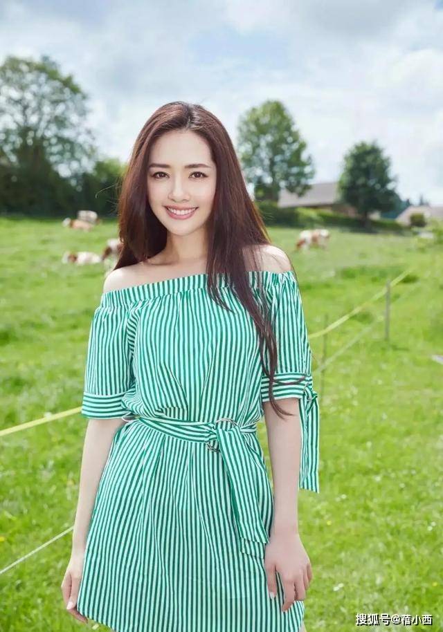 出圈|郭碧婷难怪能嫁入豪门,穿一字肩条纹裙凹造型,就轻松美出圈了