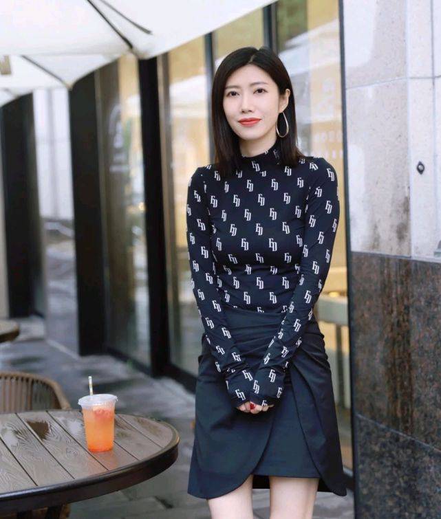 浅色|黑色穿搭是微胖人群的首选，只要会搭配，低调显瘦又不失高级