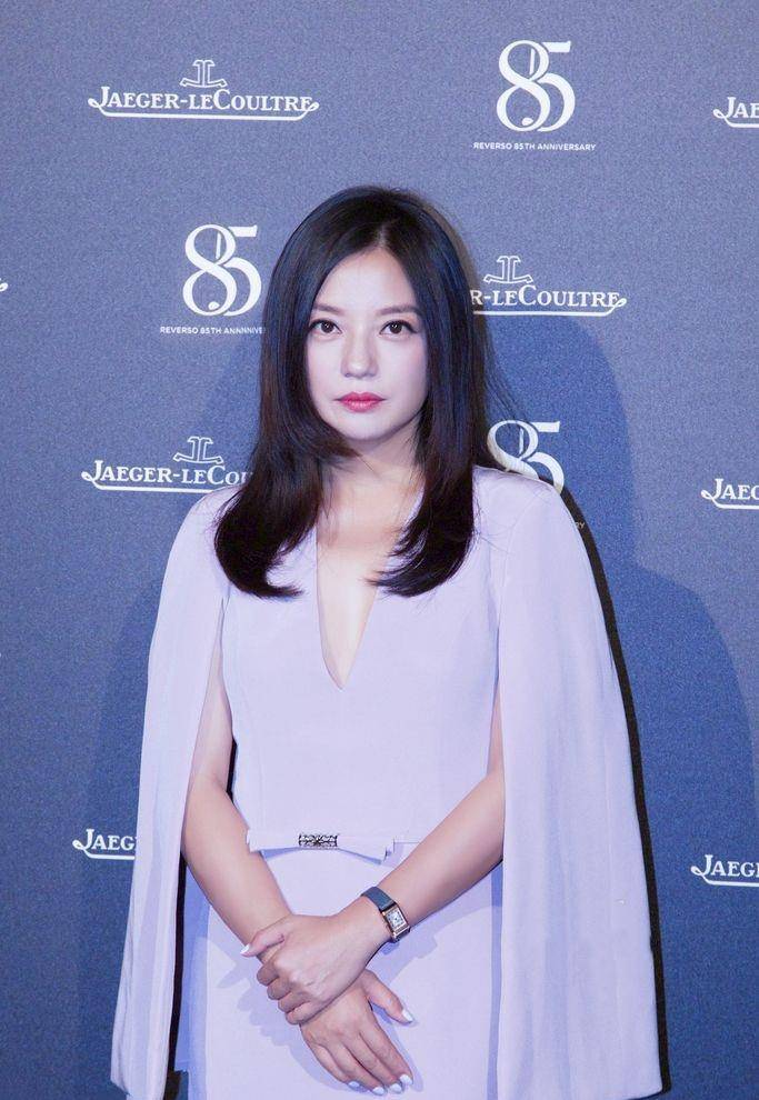 赵薇|赵薇躲过胖腰没躲过胖脸,红毯上穿披肩裙知性优雅,仍然惊艳众人