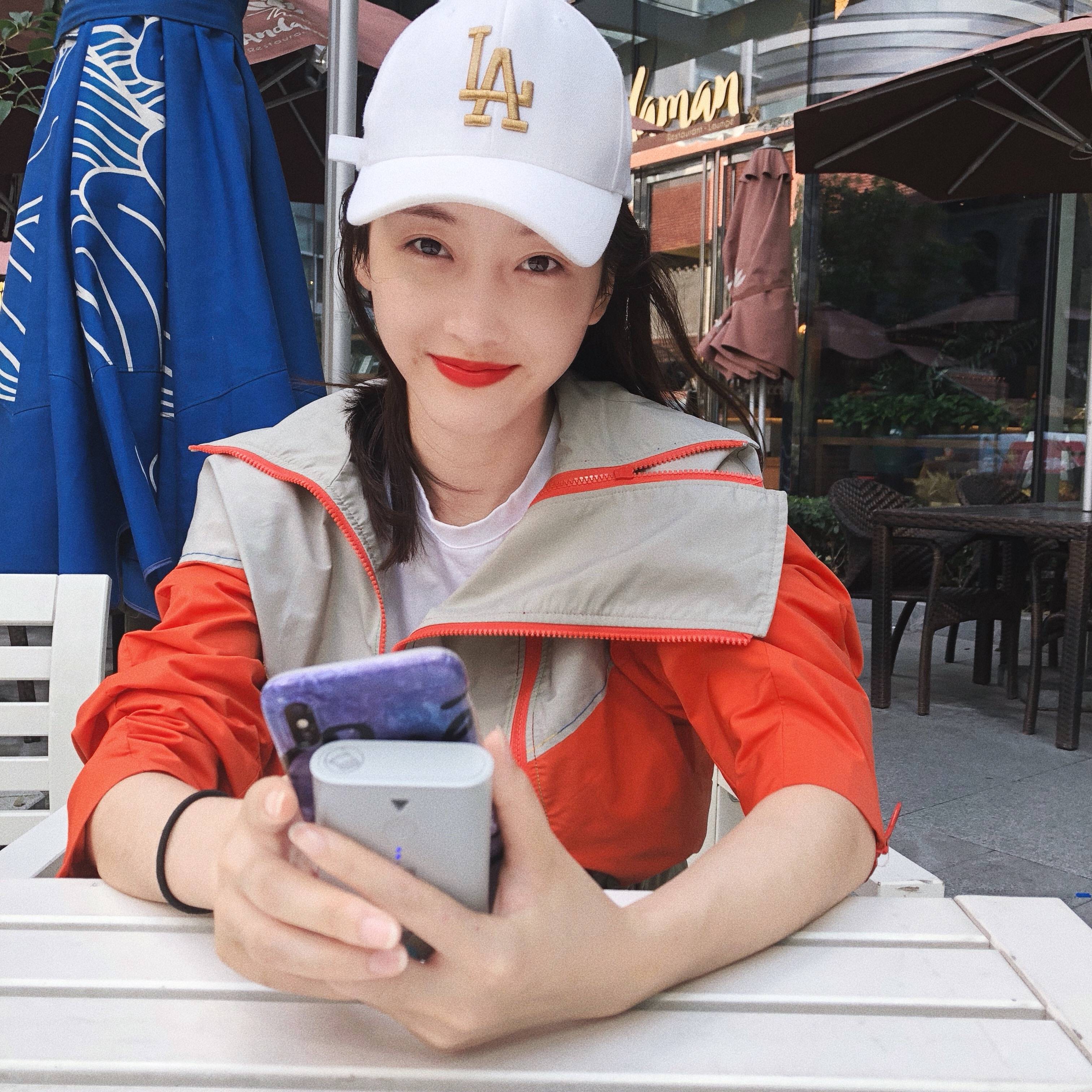 黑色|“师姐”宣璐新剧造型又飒又仙，一袭红裙尽显女侠风采，梨涡太美