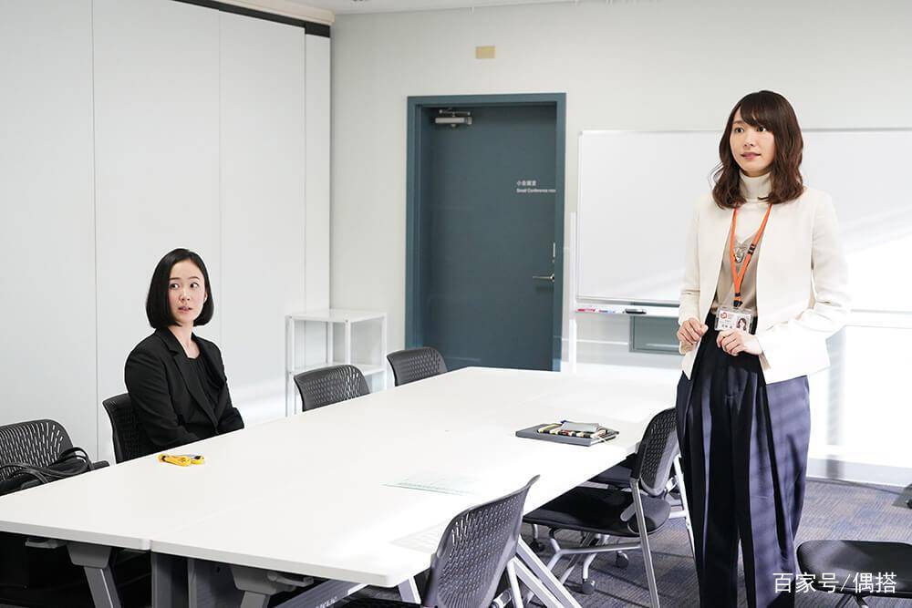 职场|皮肤黄的女生,今夏穿衣认准这3种“显白色”,耐看又高级,美