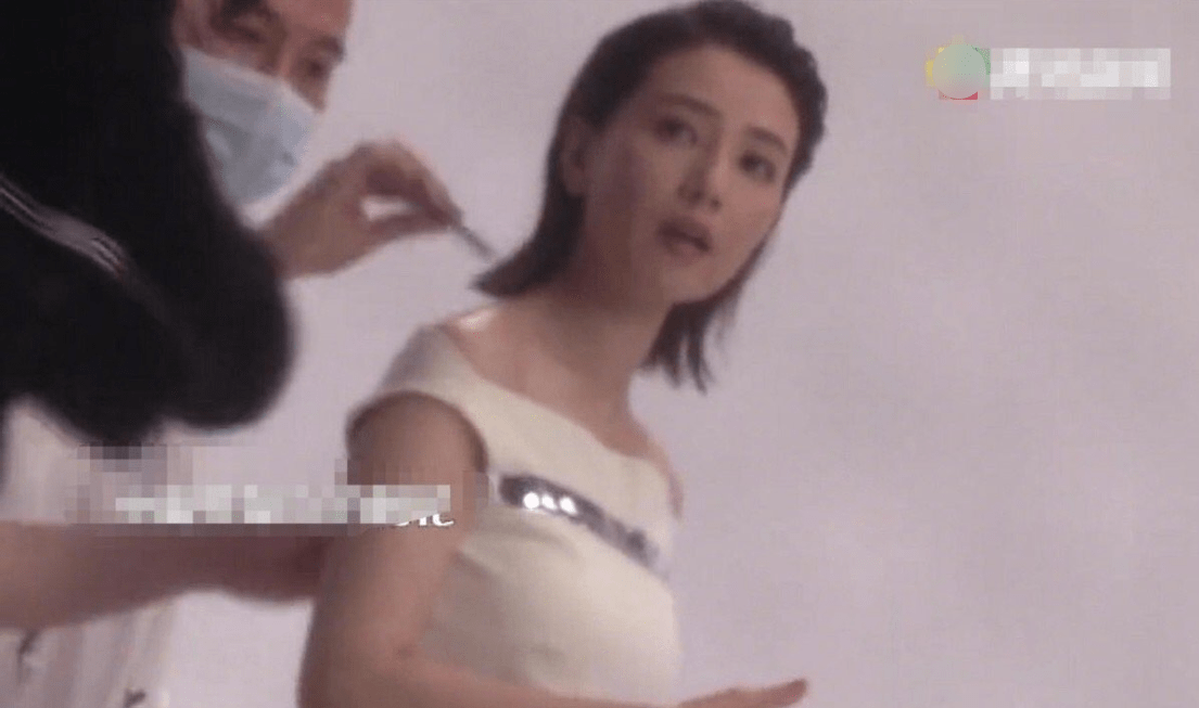 广告|有情况?高圆圆拍广告穿紧身连衣裙,手捧微凸小腹不断抚摸被指怀二胎