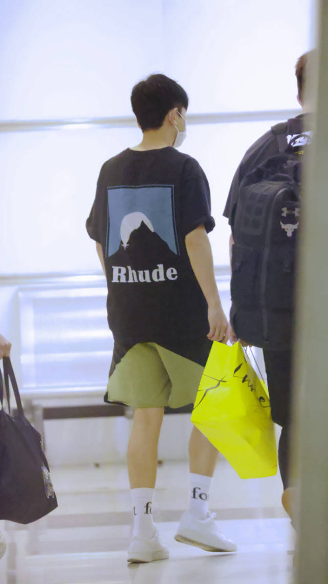 网友|谢娜二胎后复工？张杰现身录《快本》，背谢娜的妈妈包疑引开视线