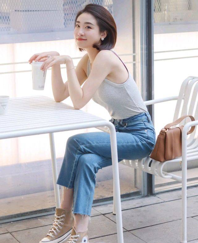 服装|平时穿什么才能释放魅力？其实也不难，简约风穿搭简单又好看