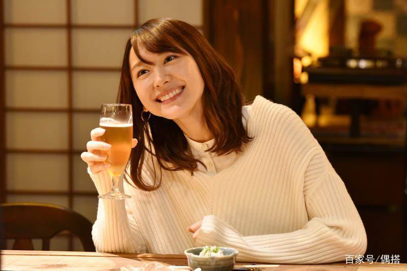 职场|皮肤黄的女生,今夏穿衣认准这3种“显白色”,耐看又高级,美
