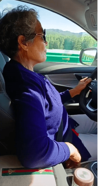 为寻找儿时玩伴奔赴千里 69岁奶奶开车带家人自驾游走红