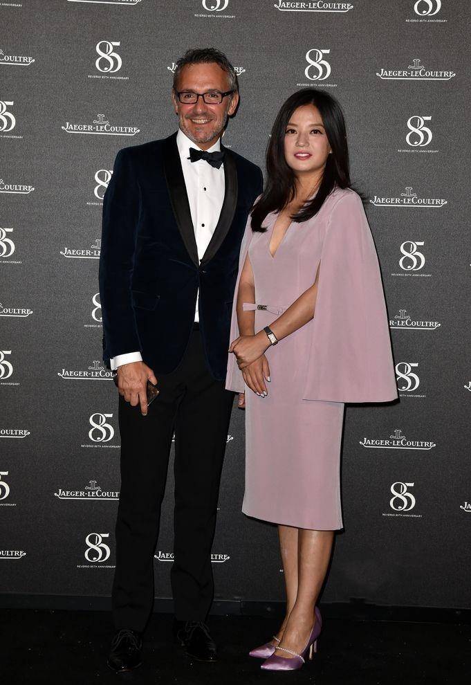 赵薇|赵薇躲过胖腰没躲过胖脸,红毯上穿披肩裙知性优雅,仍然惊艳众人