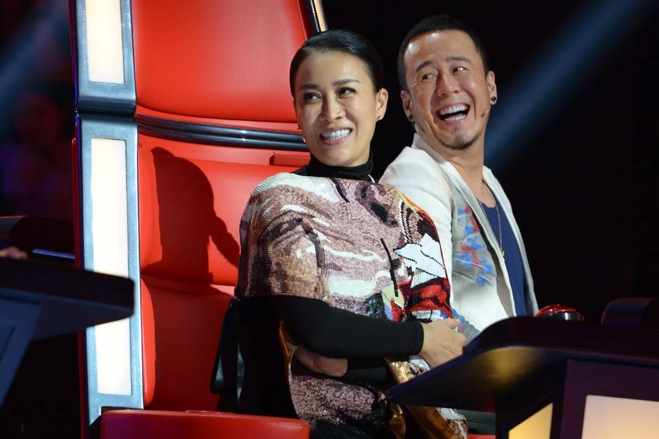 原创杨坤与那英参加好友聚会那英手夹香烟太豪爽杨坤被俩美女包围