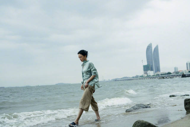 真丝|周迅海边杀青照曝光,真丝衬衣配阔腿裤,莫兰迪色系穿搭好高级