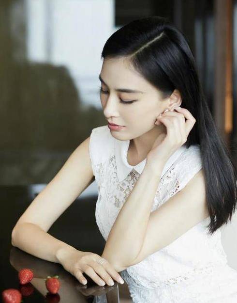 身材|黄圣依不愧是豪门阔太太，蕾丝镂空连衣裙，尽显优雅高贵