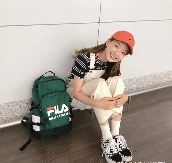 袜子|黑丝袜已经过时了，今夏流行的是“豆腐袜”，时髦显瘦还百搭