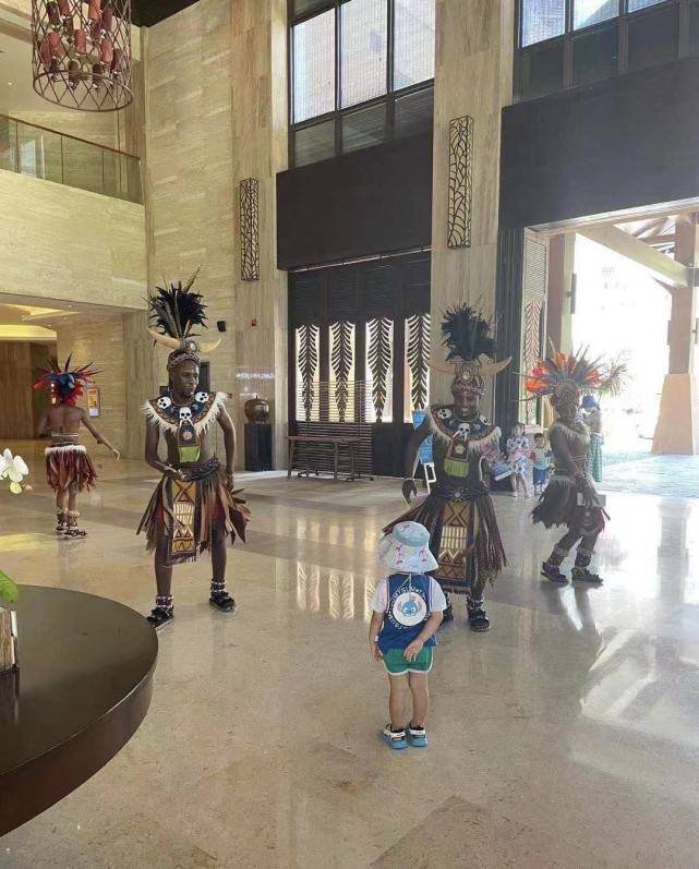 身后|黄晓明回老家晒家人合影,吃饭开心比耶,身后多张结婚照引关注