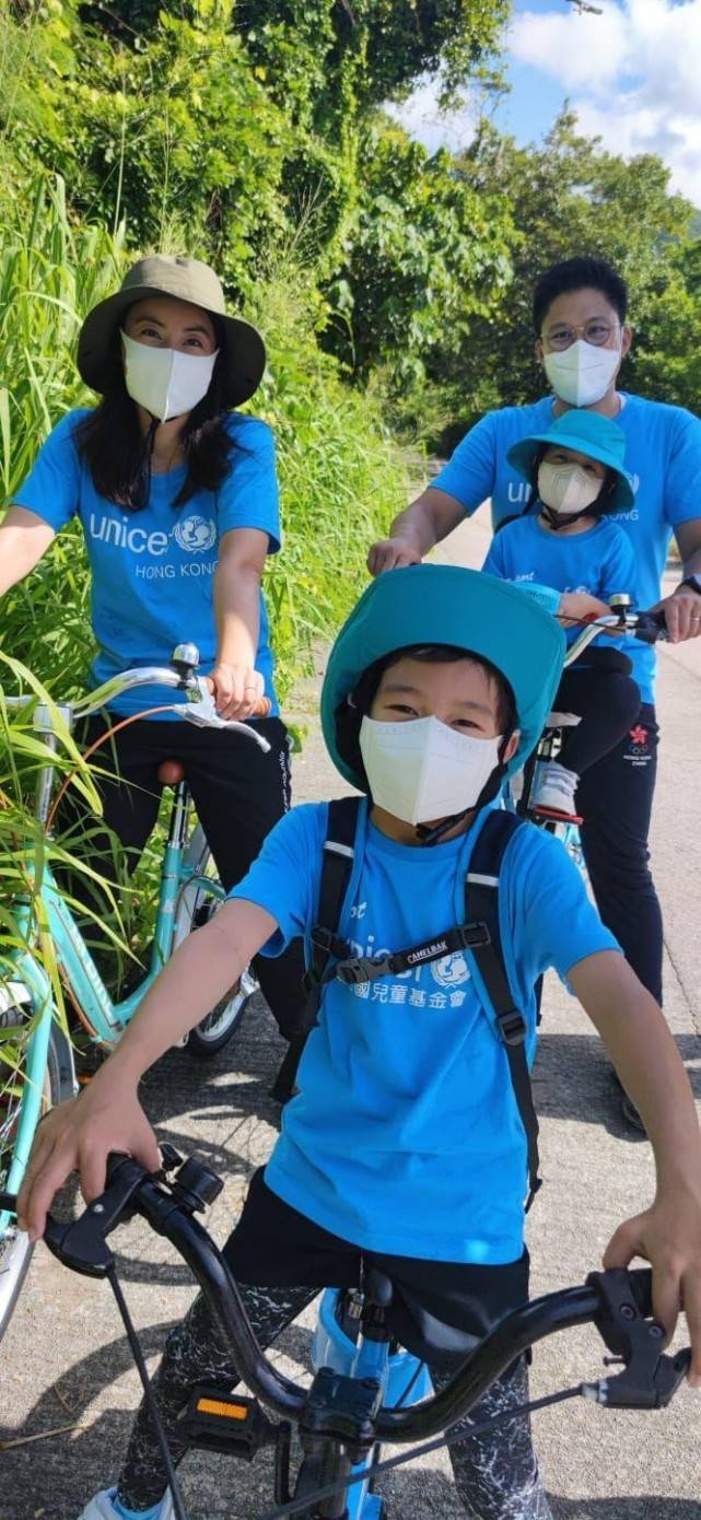 郭晶晶|郭晶晶带孩子人妻感十足，一家子穿休闲装玩闹，看不出豪门距离感