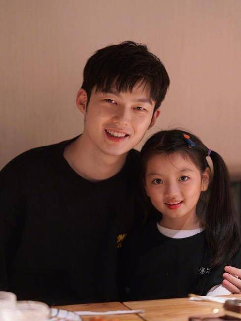 灵气|阿拉蕾与妹妹拍大片，脸色憔悴笑容僵硬，妹妹反倒很出彩