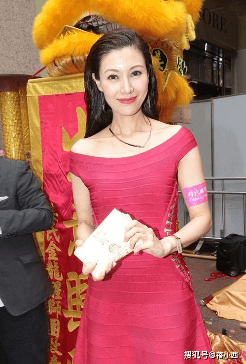 魅力|李嘉欣都被老公宠成公主了，穿紫色抹胸裙高贵优雅，哪像51岁了？