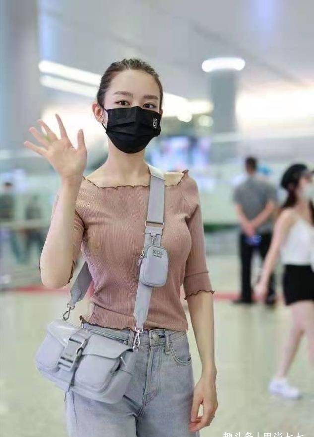 显得|吉娜产后走机场，瘦得厉害紧身衣都填不满，淡妆露面气质清新太多