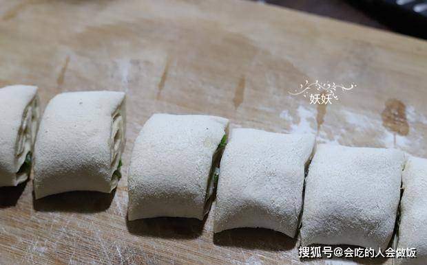 做法|这小饼外焦内软，咸香可口，连吃三个都吃不够，学会了烤箱不闲置