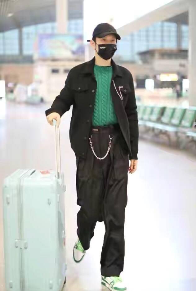 毛衣|黄晓明撇下老婆走机场，穿红色毛衣少了油腻感，瘦一圈后更显年轻