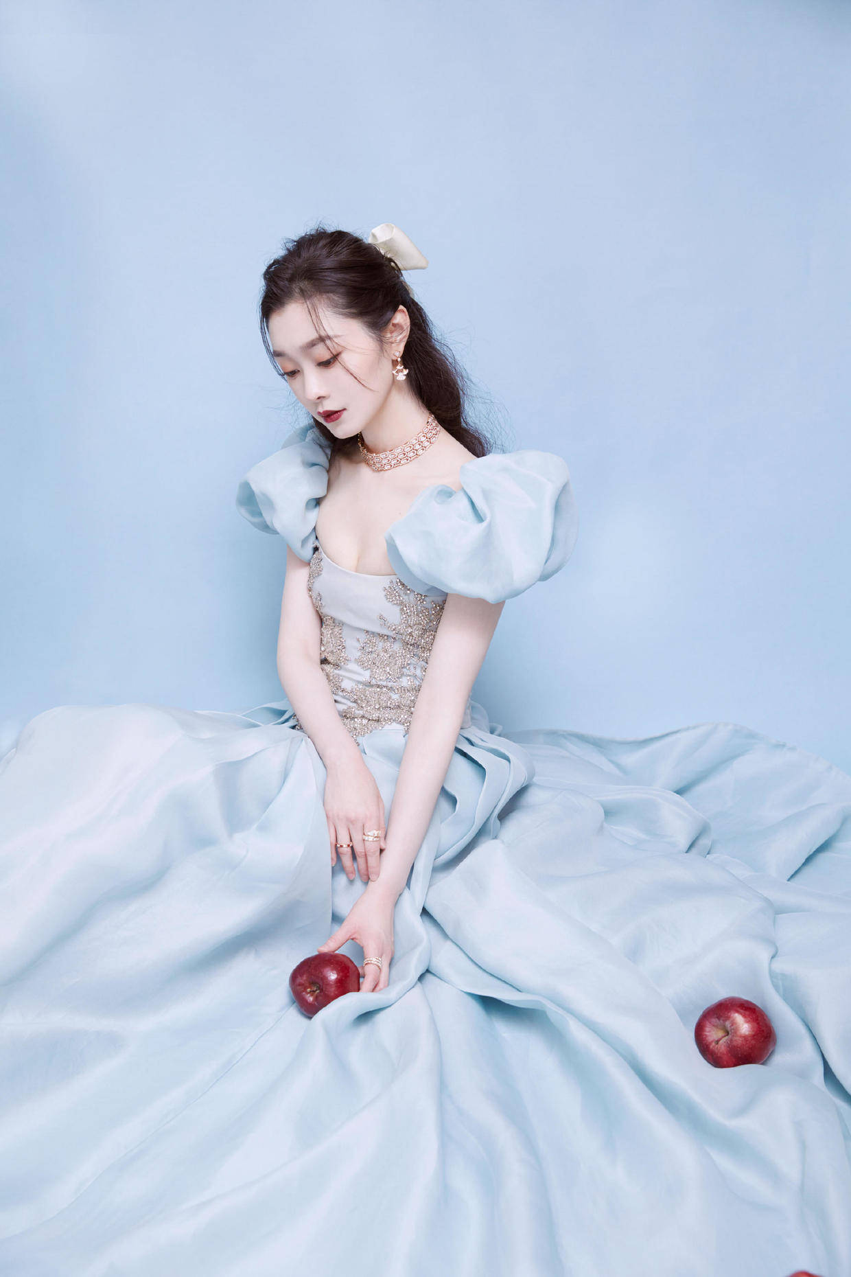 整体|宋轶出演《赘婿》女主角翻红，身穿一袭白色吊带裙亮相，高贵优雅