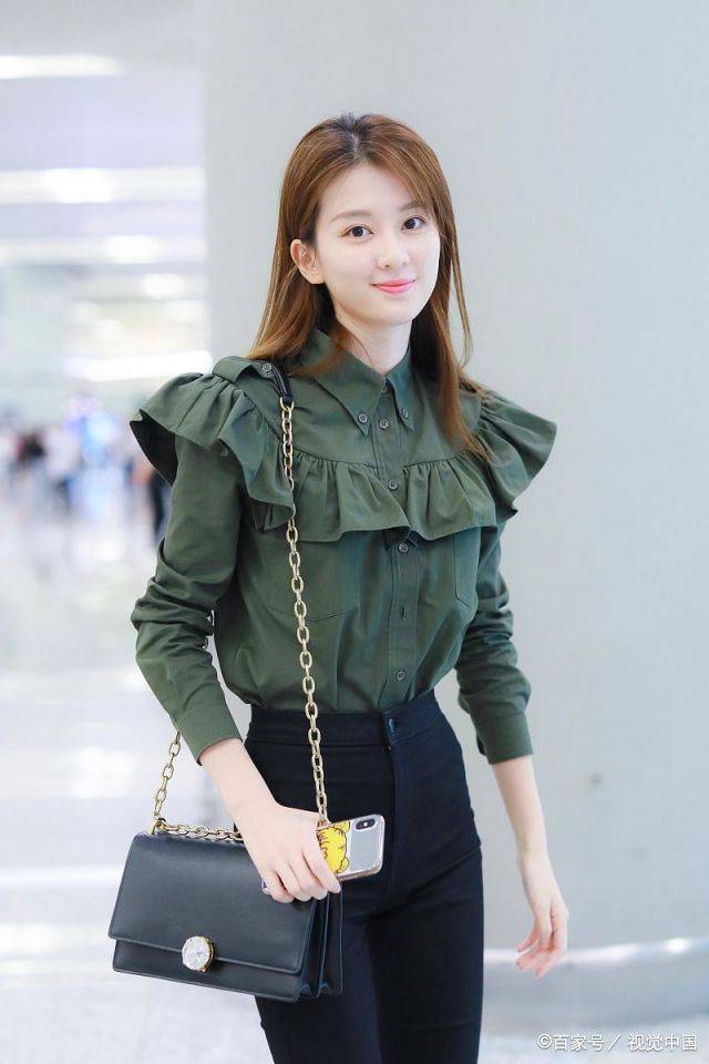 设计|“真白富美”乔欣越来越自信，私服穿搭又酷又美，再也不是关雎尔