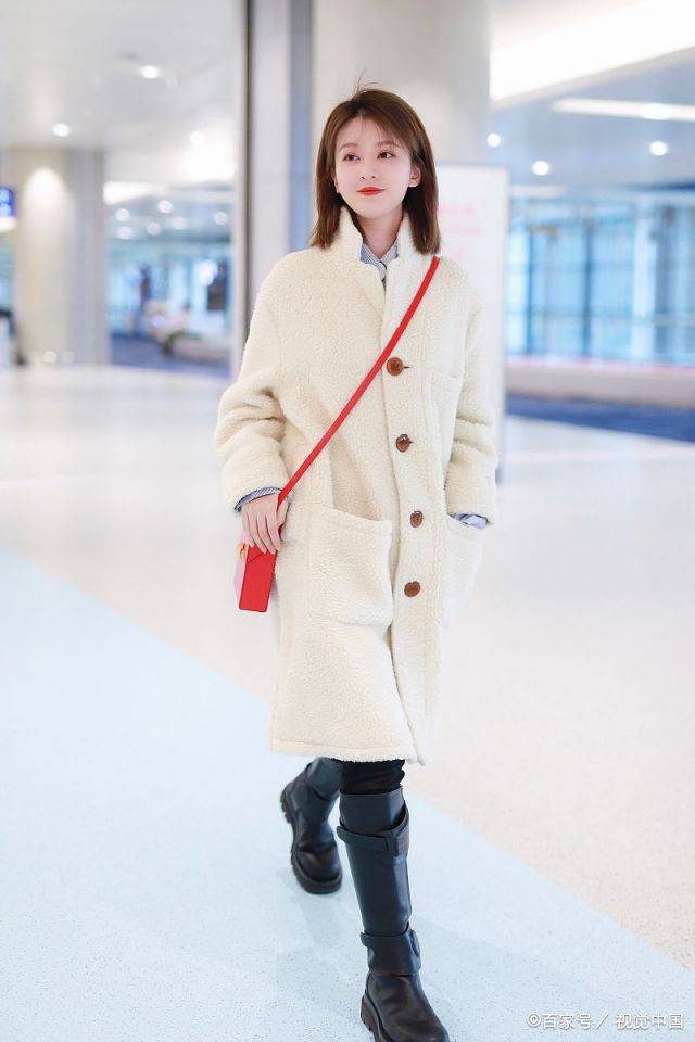 整体|“白富美”乔欣再次引领潮流，羊羔毛外套配筒靴，乖巧甜美小公主