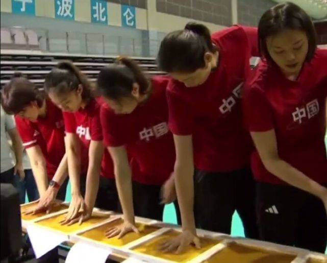 中国女排|意气风发！中国女排出战奥运会，61岁郎平换新发型好年轻，状态绝佳