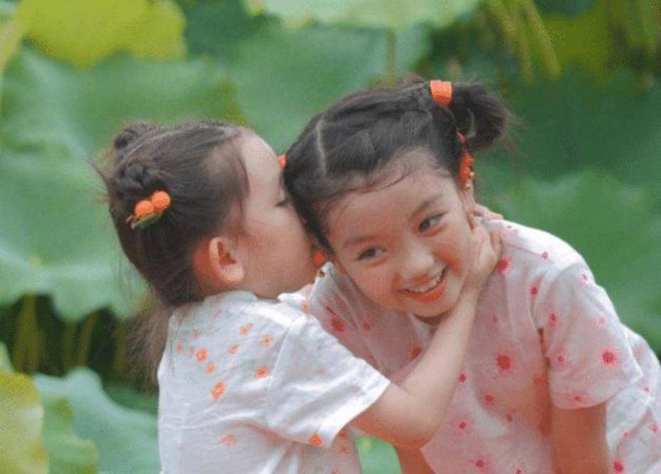 姐妹|阿拉蕾晒出姐妹写真，五官长开撞脸杨超越了，妹妹的颜值被热议