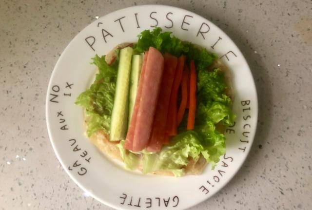 蔬菜|早起10分钟，给孩子做午餐肉卷饼，简单好做还好吃