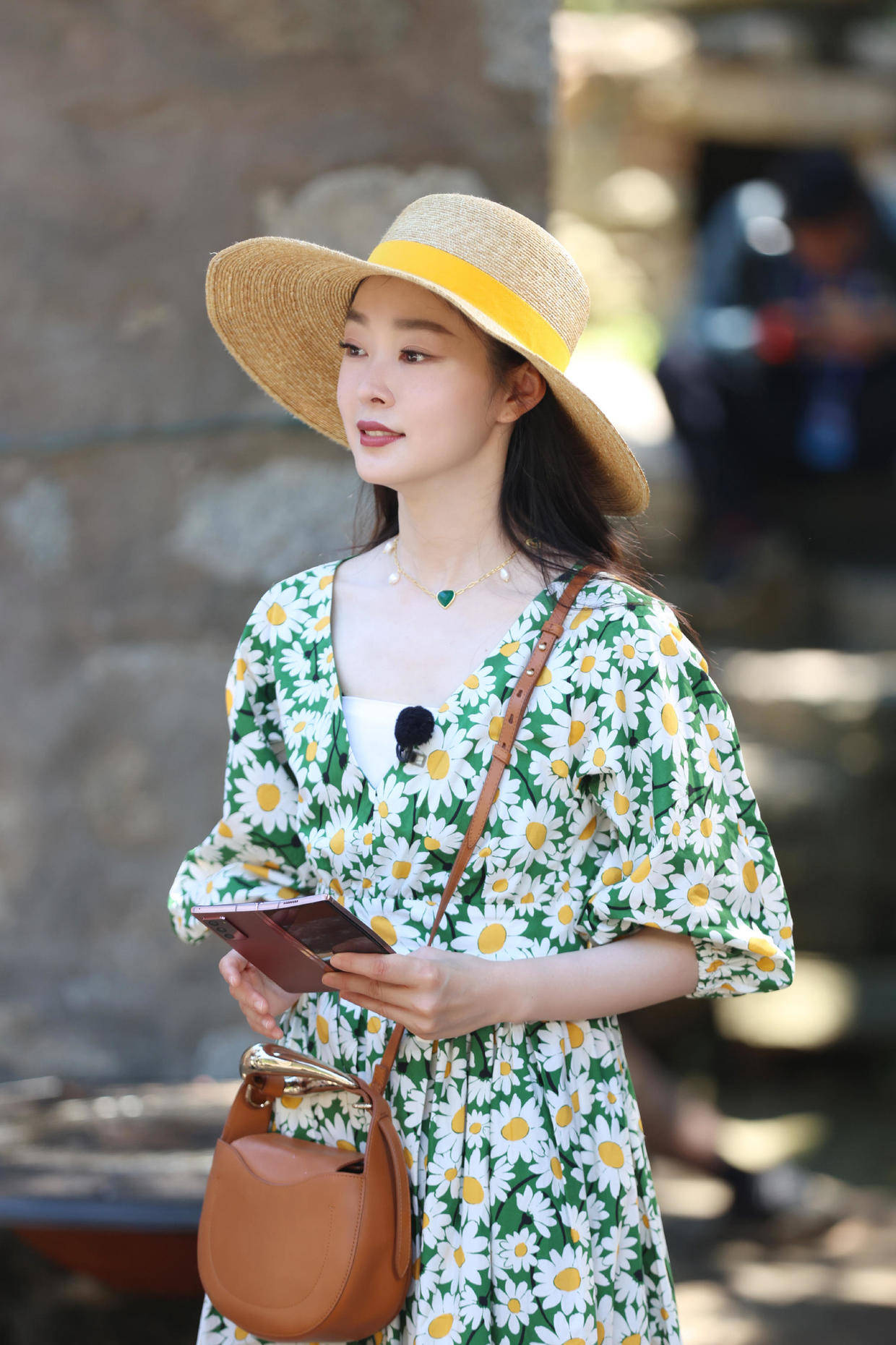 整体|宋轶出演《赘婿》女主角翻红,身穿一袭白色吊带裙亮相,高贵优雅