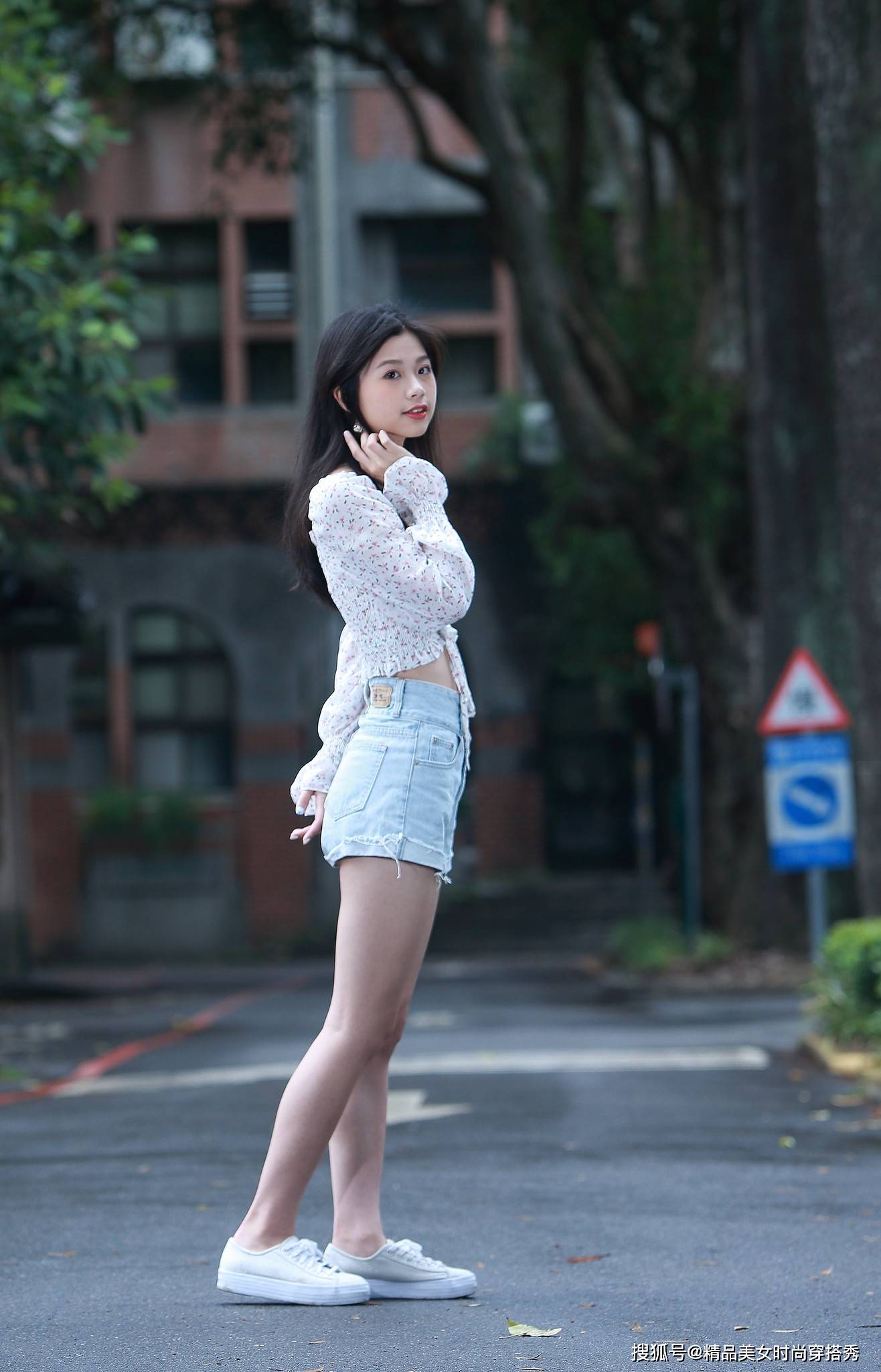 整体|碎花的小衬衫搭配牛仔短裤，青春甜美气息浓郁