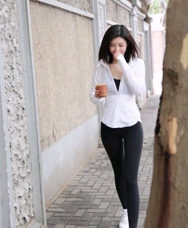 浅色|黑色穿搭是微胖人群的首选，只要会搭配，低调显瘦又不失高级