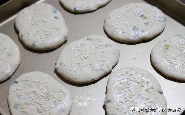 做法|这小饼外焦内软，咸香可口，连吃三个都吃不够，学会了烤箱不闲置