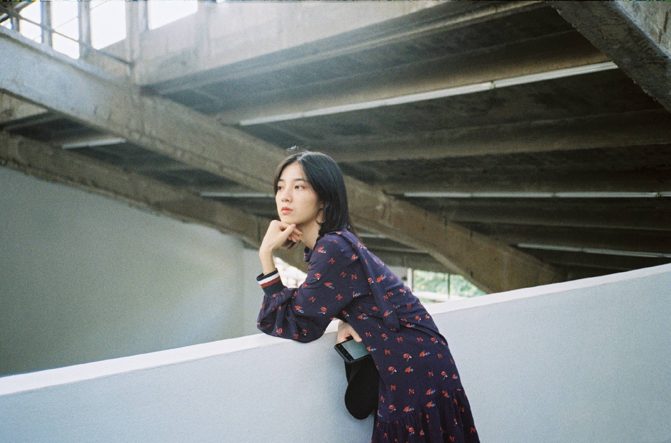 黑色|《外星女生柴小七》万鹏,不仅剧里呆萌可爱,剧外也是甜美女生