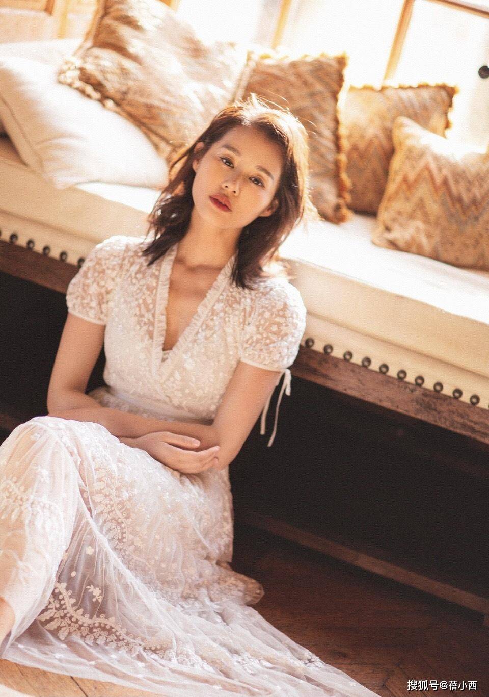 胡杏儿|胡杏儿也太敢穿了吧！生了3娃穿斜肩连衣裙，一边优雅一边性感