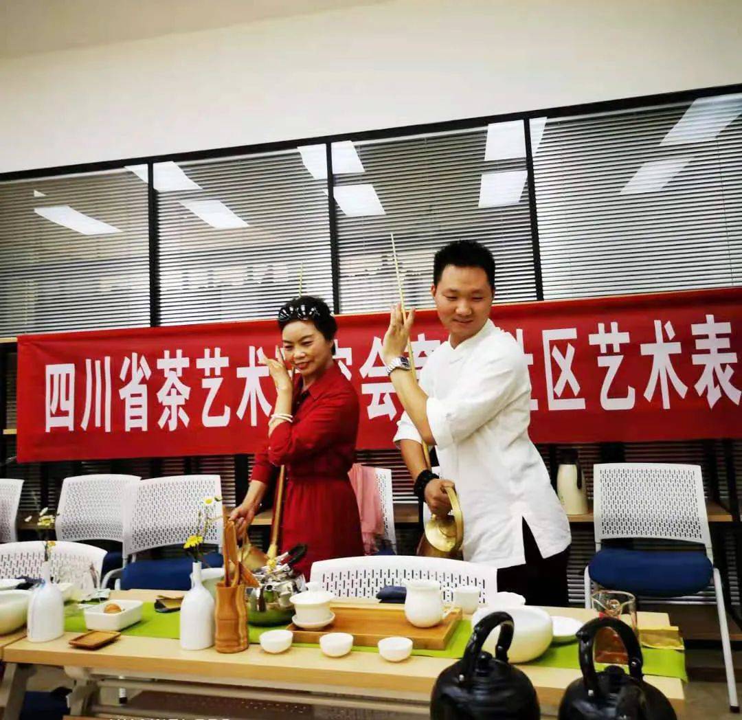茶界"变脸王"何乾茶艺术独树一帜,出任四川省茶艺术团副团长
