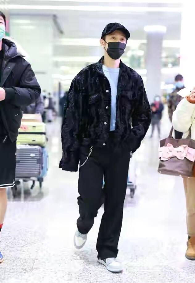 毛衣|黄晓明撇下老婆走机场，穿红色毛衣少了油腻感，瘦一圈后更显年轻