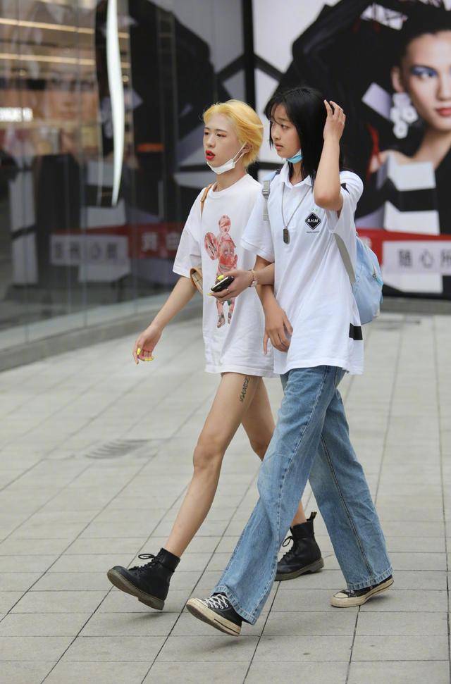 青春|受欢迎的蓝色牛仔裤，穿出青春的气质，夏天搭配很甜美